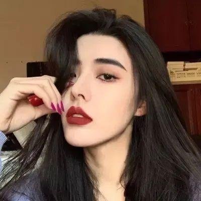 愤怒的黑人女孩与她的怪物